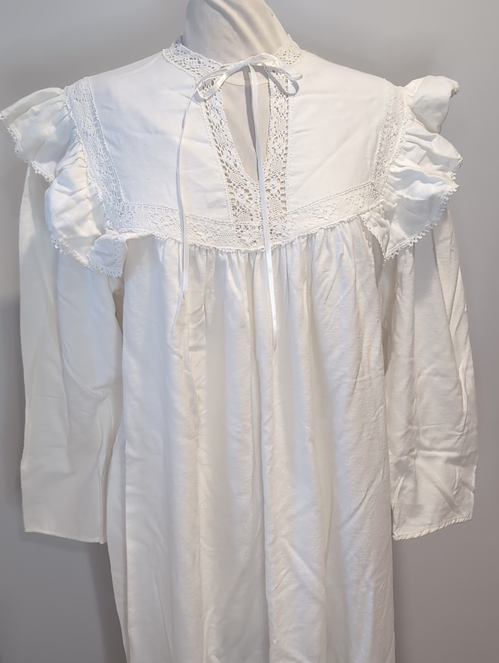 Vintage White Lace-Trim Ruffled Yoke Flannel Nightgown Medium Cottagecore